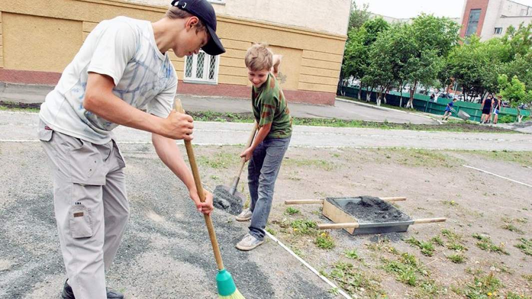 Мальчики убираются