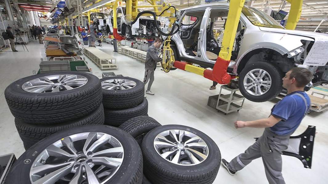 Сборка автомобилей Geely Atlas в цехе белорусского предприятия СЗАО «БелДЖИ»