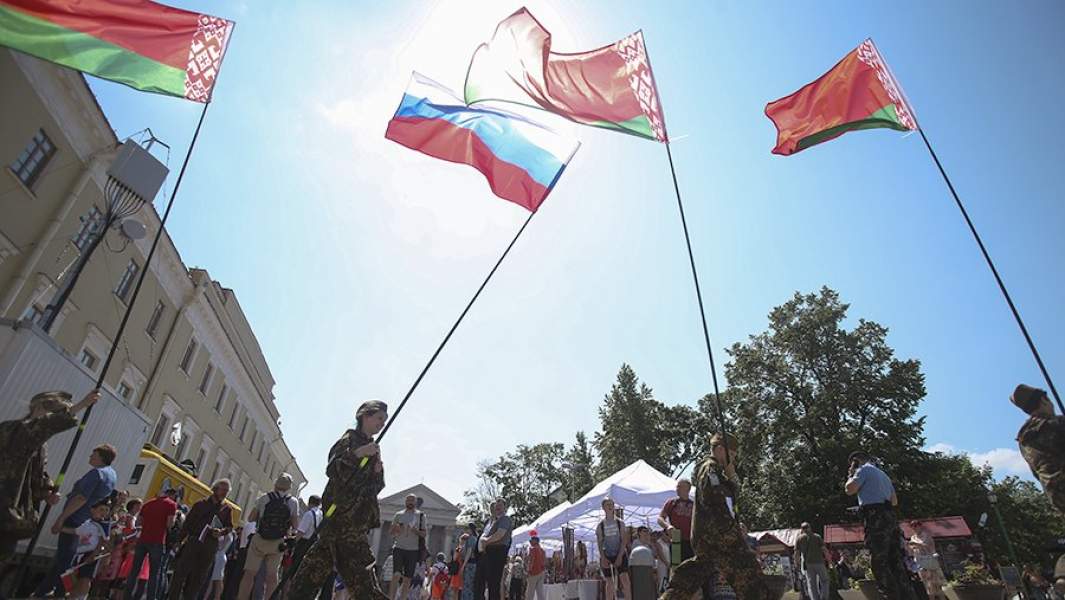 Площадь Верхнего города в Минске во время празднования Дня многонациональной России