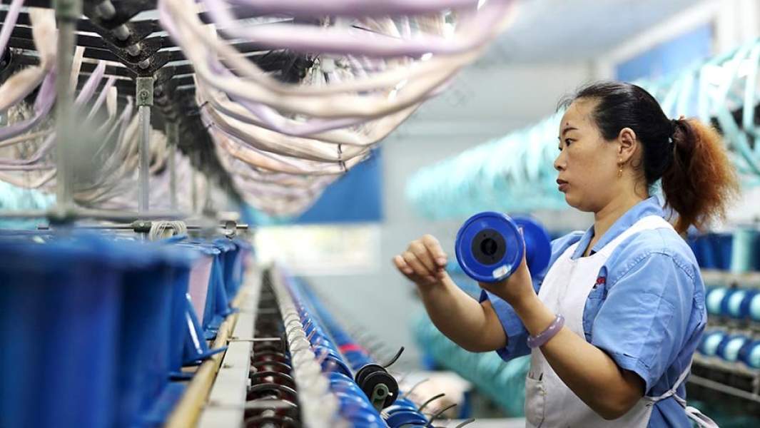 завод производство девушка китаянка