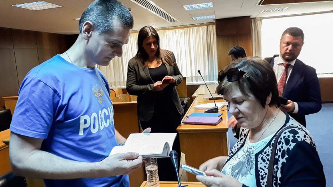 Россиянин Александр Винник с матерью Верой Винник после заседания Верховного суда Греции, на котором рассматривалось ходатайство о пересмотре судебных решений о его экстрадиции в США и Францию