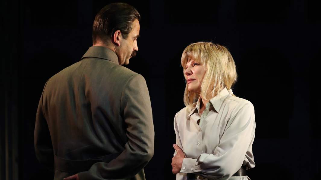 Актеры Дмитрий Певцов (Сталин) и Александра Захарова (Виктория) в сцене из спектакля «Капкан» режиссера Игоря Фокина в постановке Марка Захарова и Александры Захаровой в Московском государственном театре «Ленком»