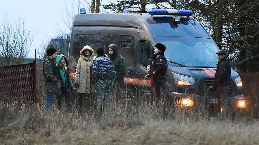  Сотрудники правоохранительных органов у коттеджа в поселке Химози, где прошла спецоперация по задержанию многодетного отца, которого подозревают в сексуальном насилии над дочерью