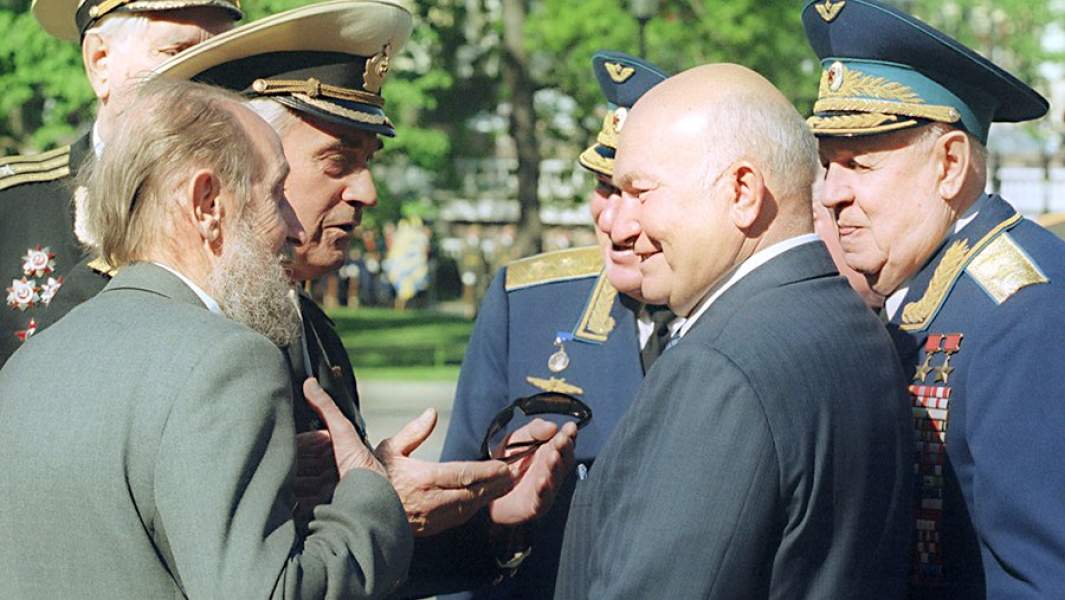 Мэр Москвы Юрий Лужков с ветеранами — участниками церемонии возложения венков к Могиле Неизвестного Солдата у Кремлевской стены 8 мая 2002 года