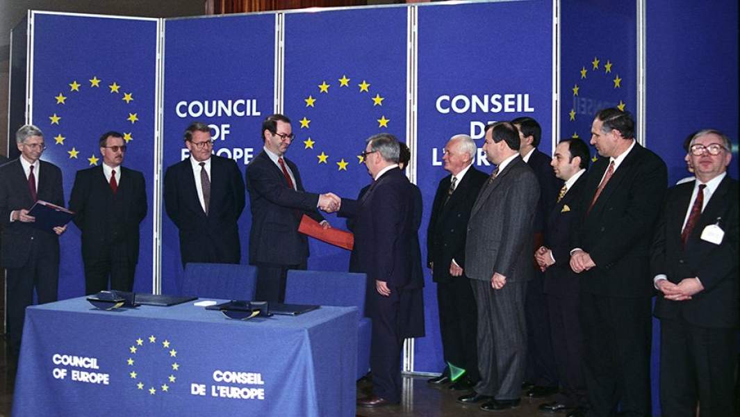 Генеральный секретарь Совета Европы Даниэль Таршис (слева в центре) и министр иностранных дел России Евгений Примаков (справа в центре) на официальной церемонии вступления России в Совет Европы. 28 февраля 1996 года