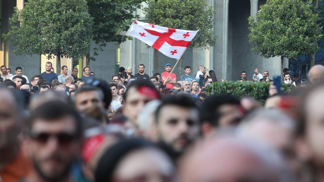 Участники акции протеста у здания парламента Грузии в Тбилиси