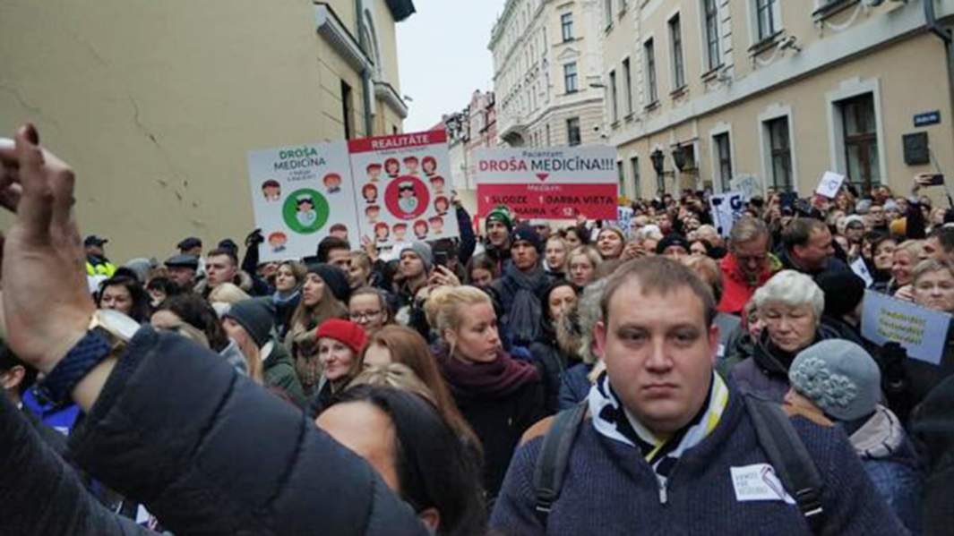 Латвийские медики на митинге протеста у Сейма