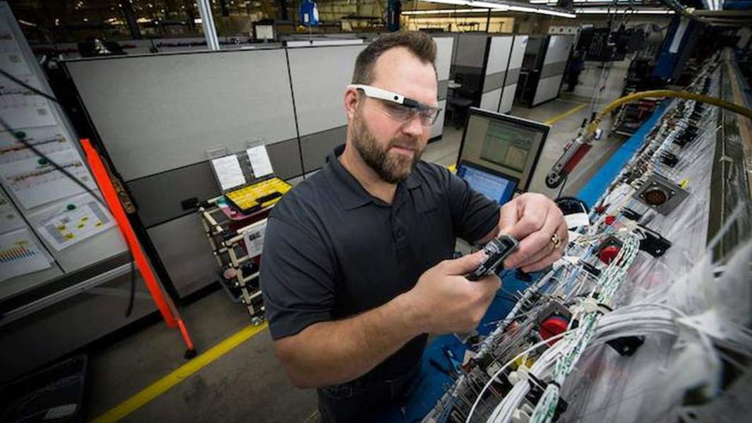 очки дополненной реальности google. виртуальная реальность завод. сборка реальности. сборка реальности. космос и компьютерные технологии.