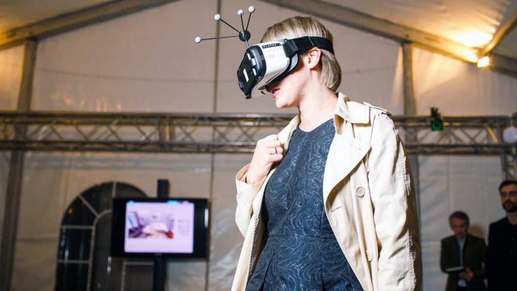 Девушка рассматривает планировку квартиры в VR-очках