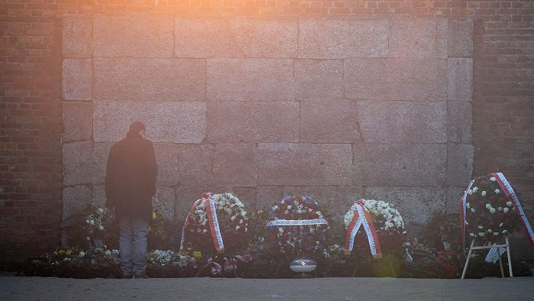 Стена смерти на площади у 11-го блока в музее на месте бывшего концлагеря Аушвиц-Биркенау