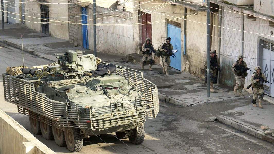 Боевая машина Stryker патрулирует иракский город Мосул