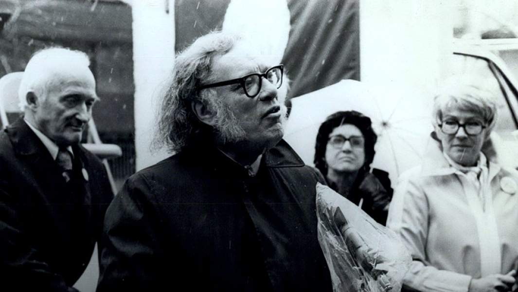 Американский писатель-фантаст Айзек Азимов