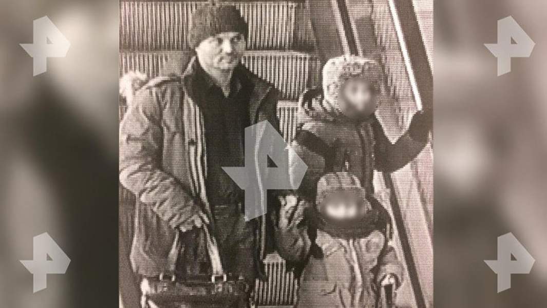 Виктор Гаврилов с детьми в аэропорту Шереметьево. Кадр с камеры видеонаблюдения