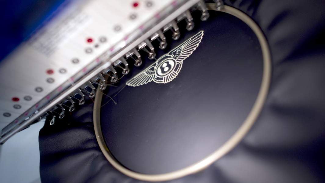 Логотип Bentley на кожаном подголовнике автомобиля, на производственной линии в мастерской Bentley Motors Ltd, Крю, Великобритания