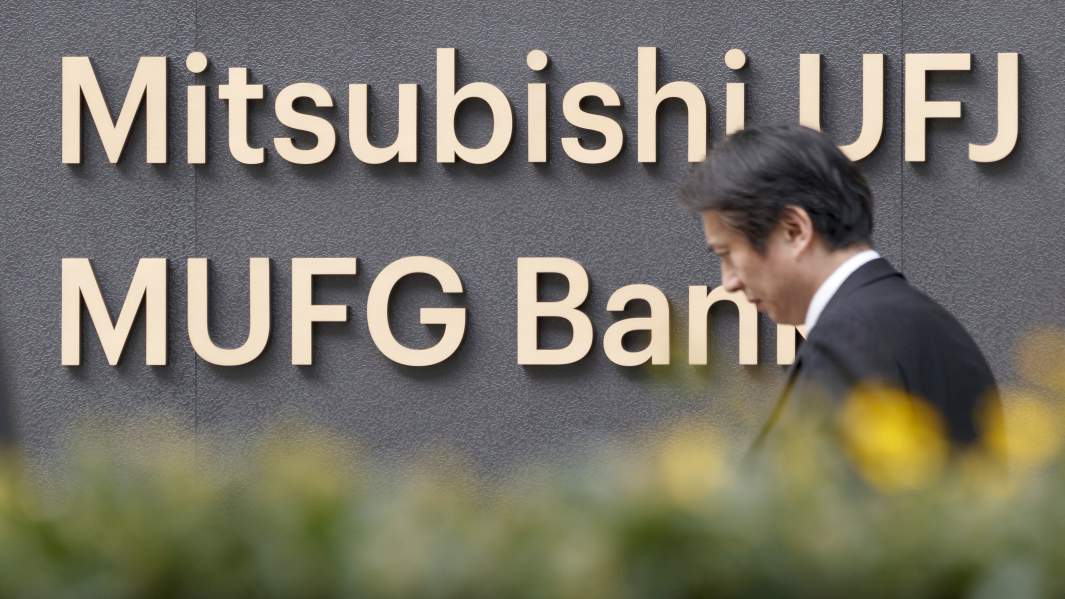 Здание банка с вывеской Bank of Tokyo-Mitsubishi UFJ, MUFG Bank, Токио, Япония