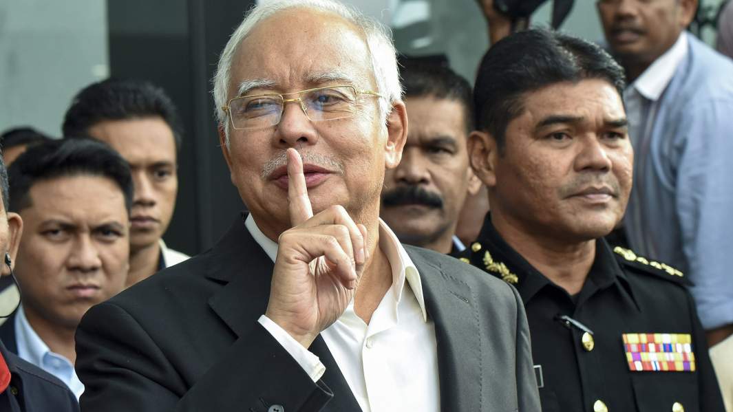 Бывший премьер-министр Малайзии Наджиб Разак выступает с речью перед пресс-службой Малайзийской антикоррупционной комиссии