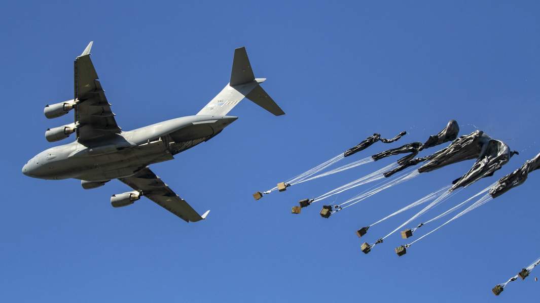 Американский военный транспортный самолет
