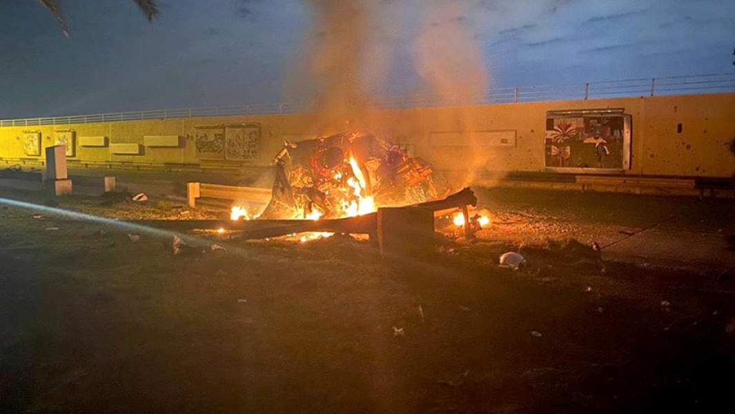 Горящие обломки автомобиля на дороге около Международного аэропорта Багдада