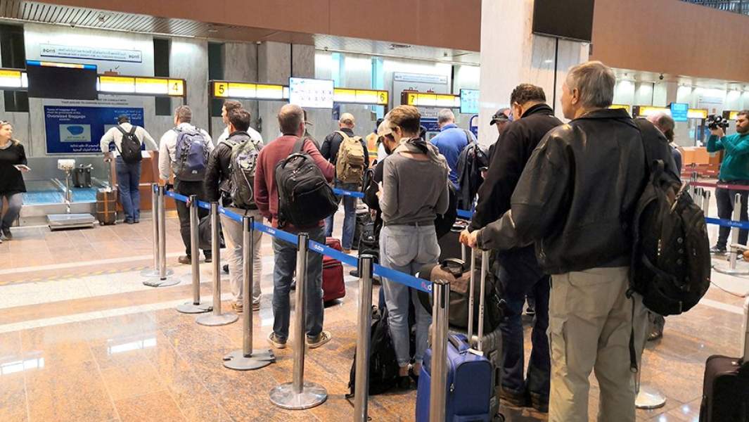 Иностранные сотрудники нефтяных компаний покидают Ирак в аэропорту Басры