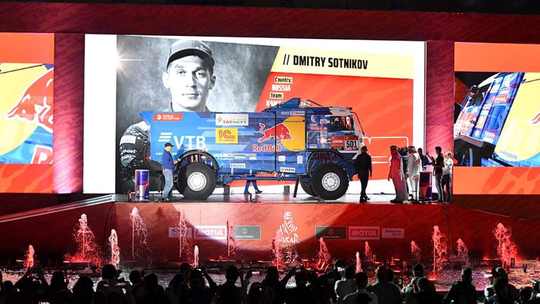 Экипаж команды «КАМАЗ-Мастер» Дмитрия Сотникова на церемонии торжественного старта гонки на территории стадиона имени принца Абдуллы Аль-Фейсала в городе Джидда