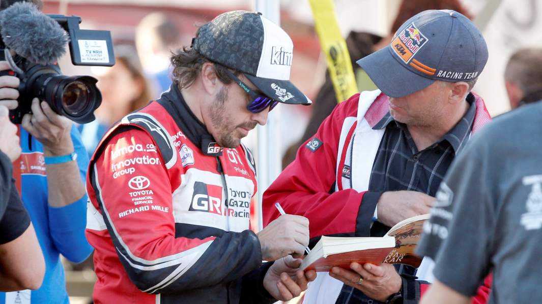 Фернандо Алонсо из Toyota Gazoo Racing после завершения второго этапа ралли «Дакар-2020», Саудовская Аравия