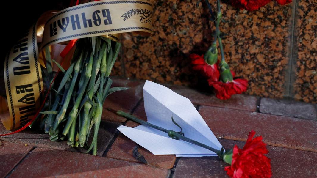 Цветы у посольства Ирана в Украине в память жертвам авиакатастрофы  