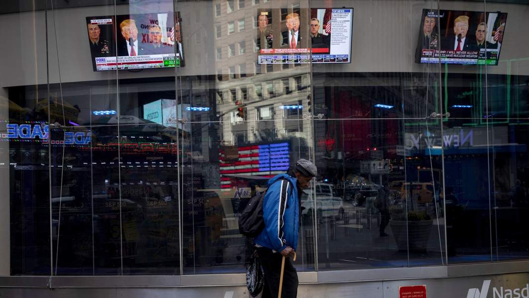 Дональд Трамп на экранах мониторов