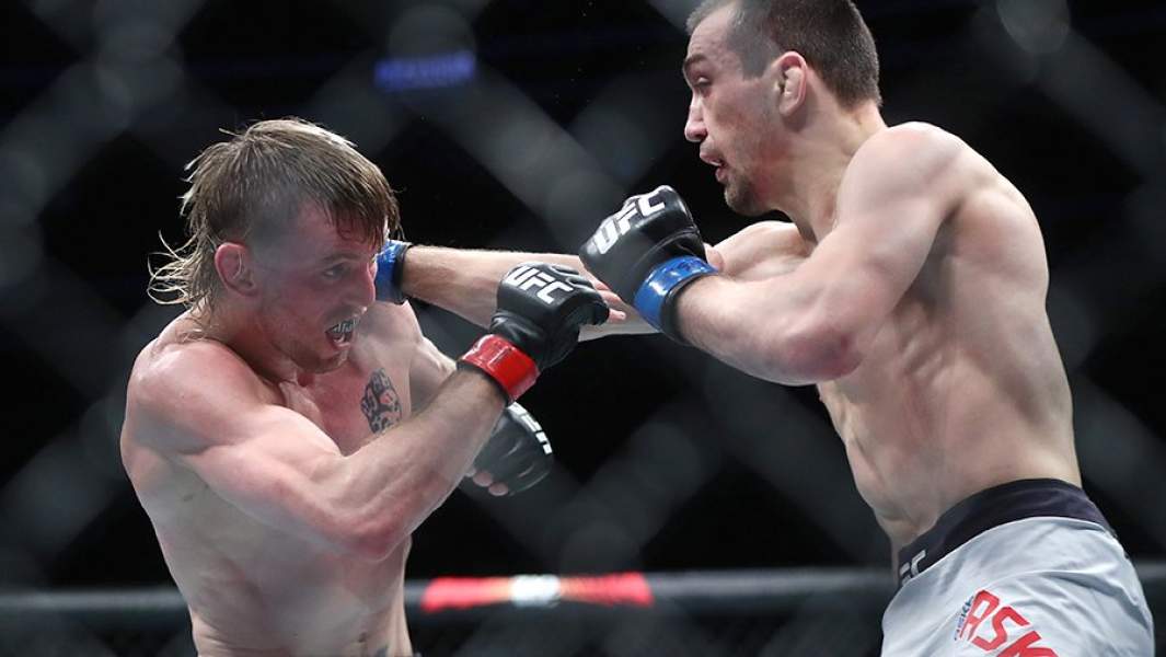 Аскар Аскаров во время боя с Тимом Эллиотом