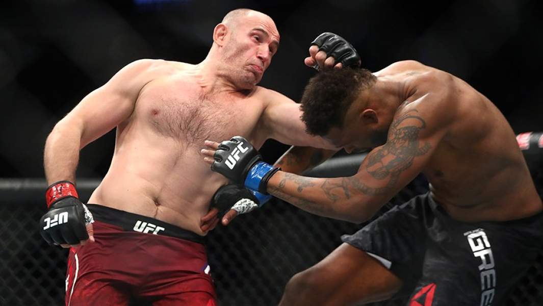 Алексей Олейник во время боя с Морисом Грином