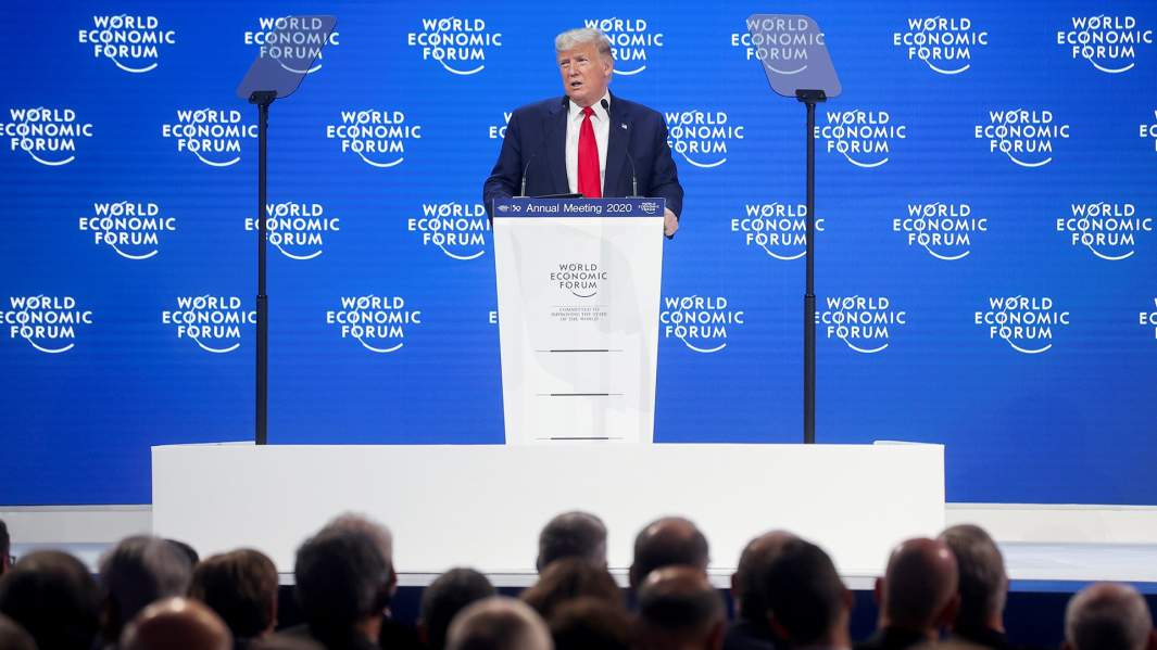 Президент США Дональд Трамп выступает с речью на ежегодной встрече 50-го Всемирного экономического форума (ВЭФ) в Давосе, Швейцария