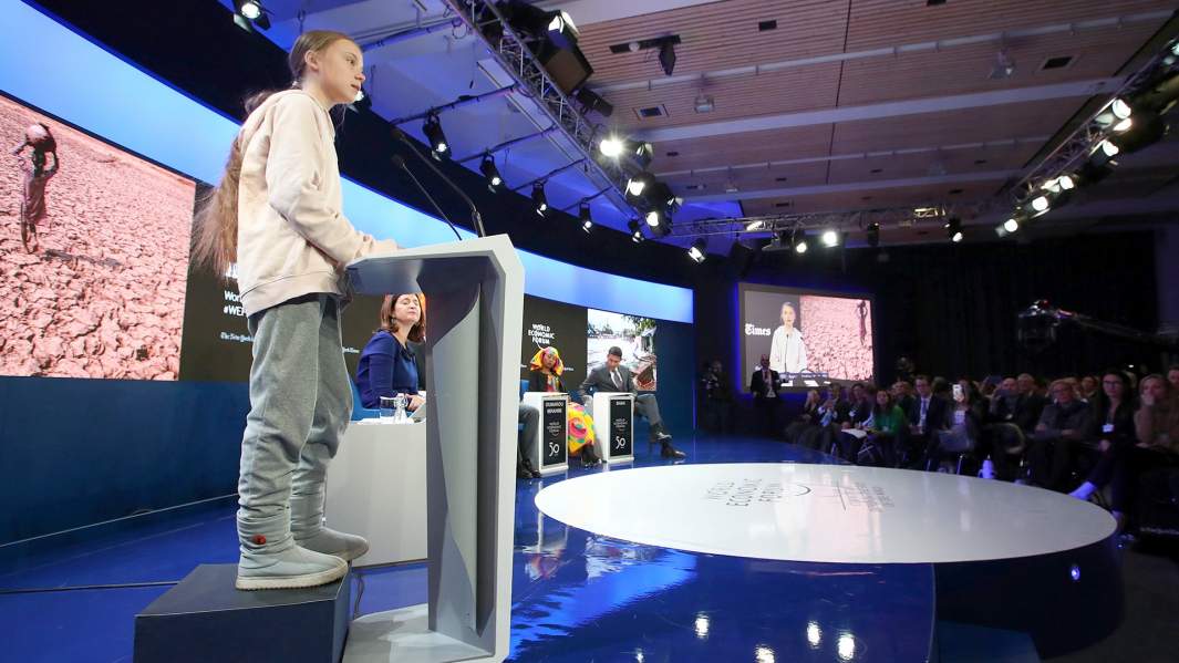 Шведская активистка по изменению климата Грета Тунберг выступает на ежегодной встрече 50-го Всемирного экономического форума (ВЭФ) в Давосе, Швейцария