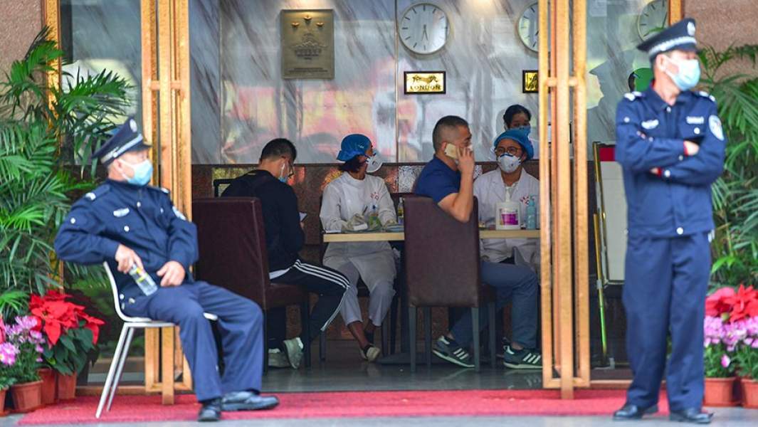 Медицинский персонал в лобби одного из отелей на острове Хайнань