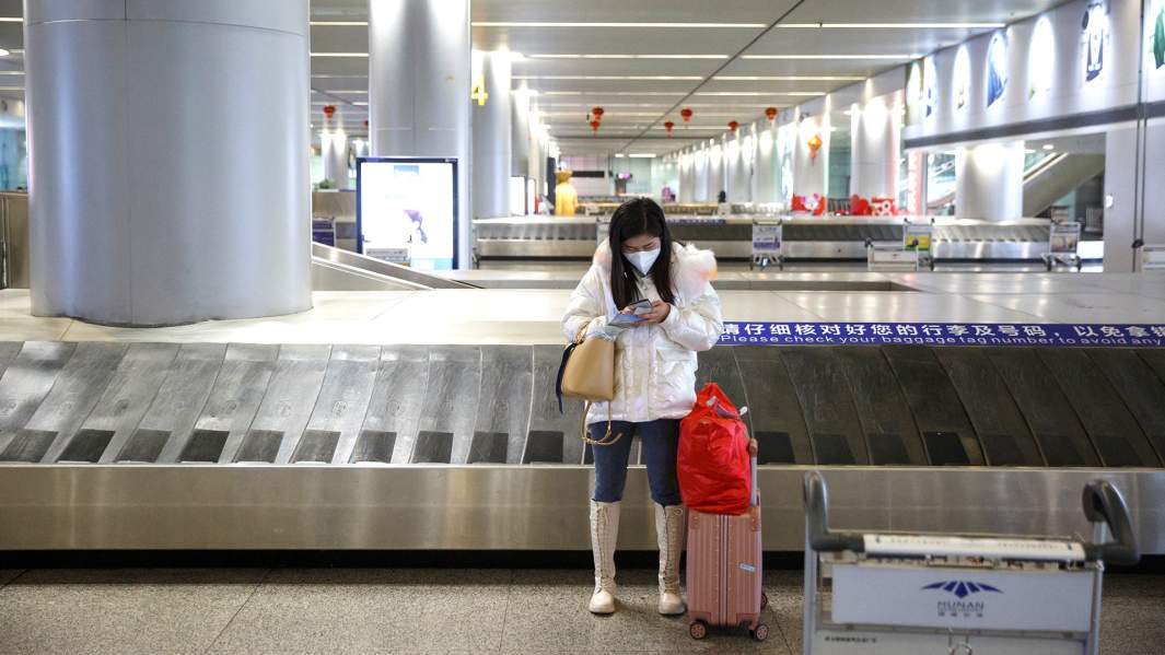 Женщина в пустом аэропорту городского округа Чанша