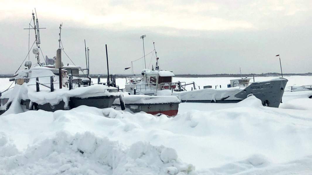 замерзшие корабли на берегу реки