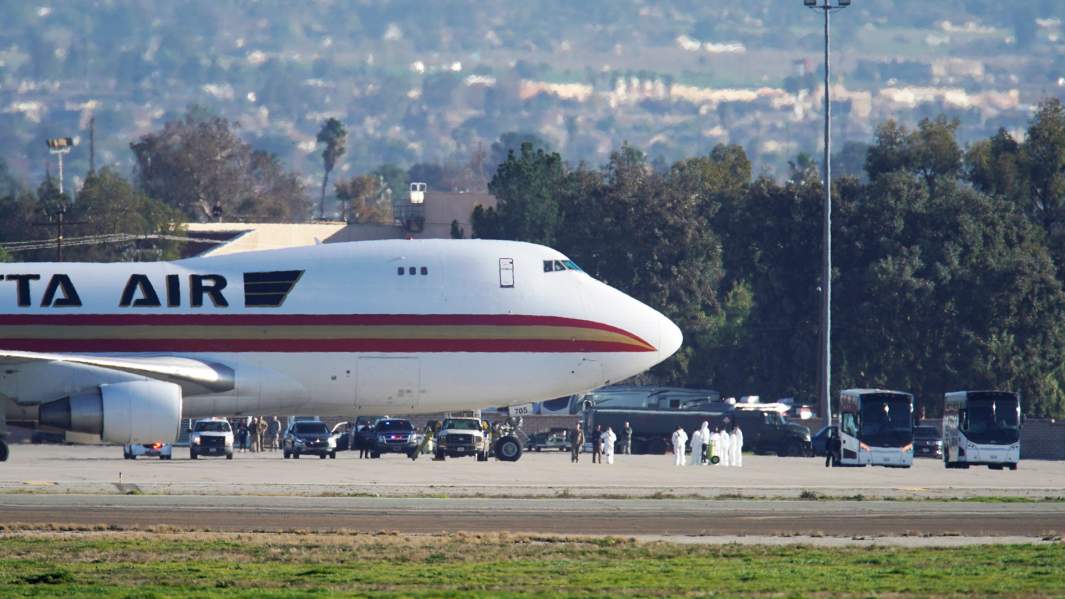 Американский самолет, эвакуировавший жителей США из Китая