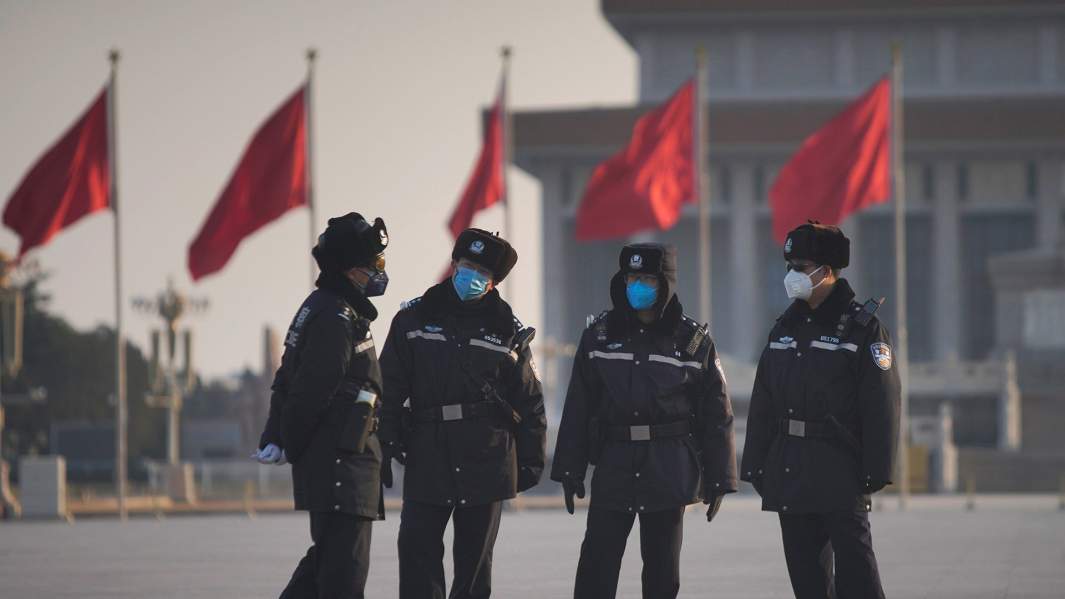 Полицеские на площади Тяньаньмэнь в Пекине 