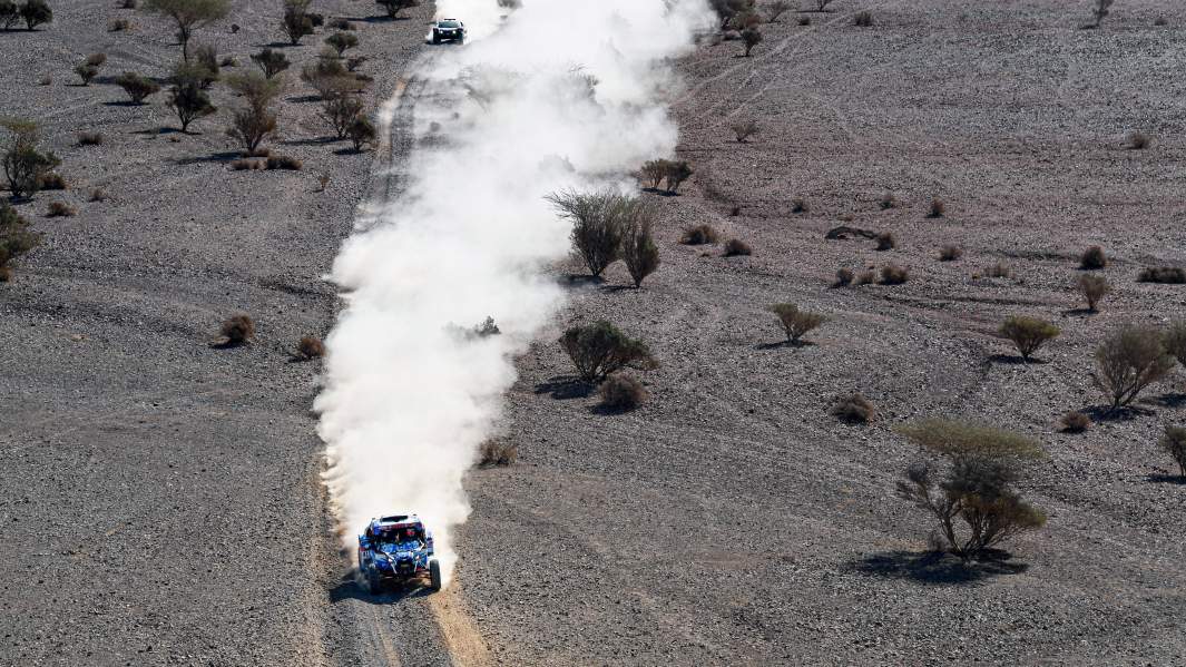 Экипаж Сергея Карякина во время гонки на ралли «Дакар-2020»