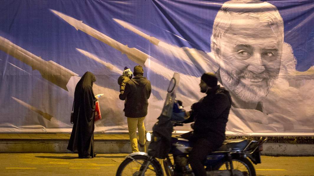 плакат памяти Касема Солеймани в Тегеране