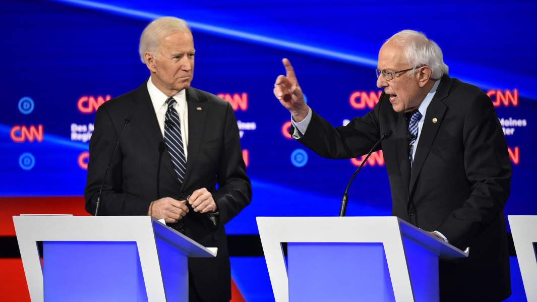Бывший вице-президент Джо Байден (слева) и сенатор Берни Сандерс на сцене во время президентских дебатов CNN в кампусе Университета Дрейка. 14 января 2020 года