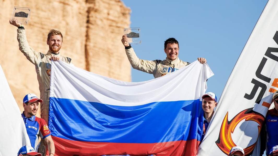 Лидер и основатель команды Snag Racing Сергей Карякин (справа) и Антон Власюк на подиуме, Дакар 2020, Саудовская Аравия