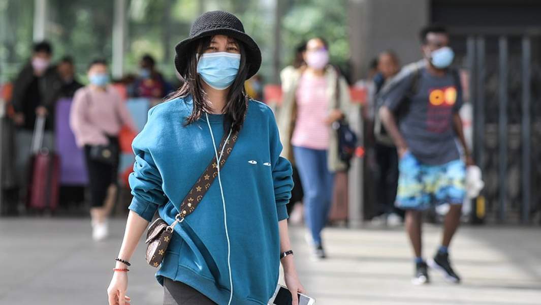 Туристы у вокзала Хайкоу на острове Хайнань