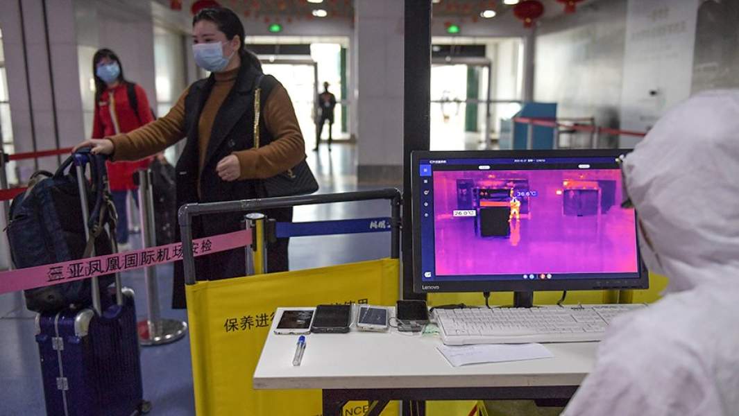 Термометрия пассажиров в международном аэропорту Санья Феникс на острове Хайнань