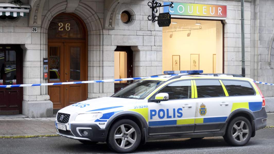 Галерея Couleur в центре Стокгольм, на месте происшествия работает полиция, Стокгольм, Швеция