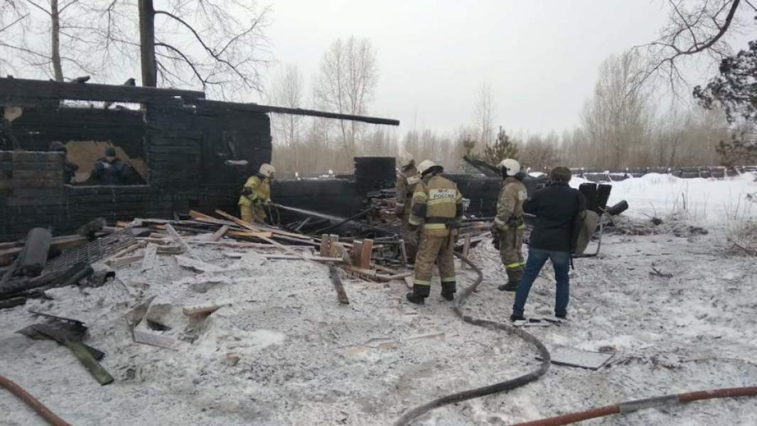 На месте пожара в деревянном жилом доме в поселке Причулымский Томской области, в результате которого погибли 11 человек