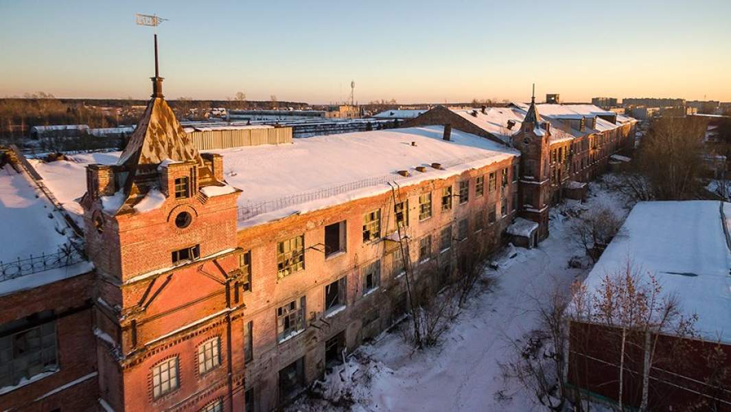 Заброшенное здание фаянсовой фабрики, входившей в «Товарищество производства фарфоровых и фаянсовых изделий М. С. Кузнецова», в Конаково 