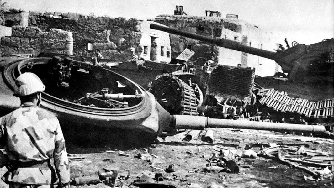 Уничтоженные израильские танки возле египетского города Исмаилия во время войны Судного дня. Октябрь 1973 года