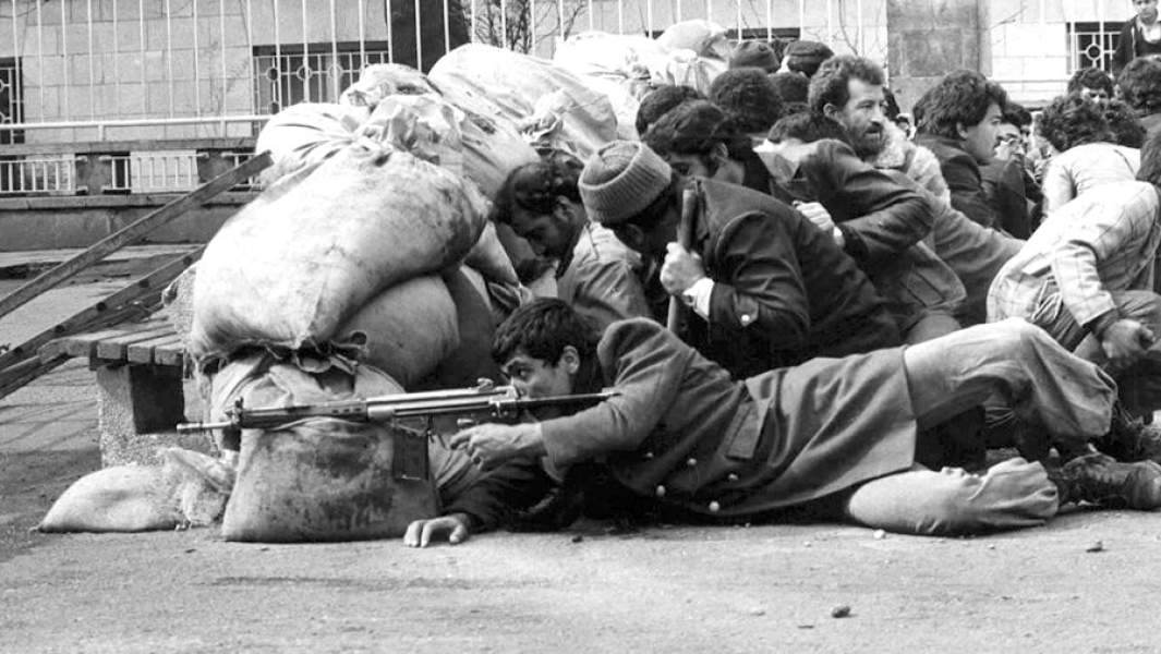 Уличные бои в Тегеране во время Исламской революции 1979 года в Иране