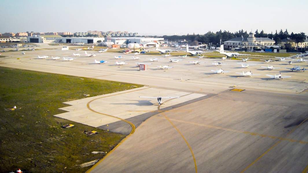 Аэродромы европы. Аэропорт хезарфен в стамбуле. Крупнейшие аэропорты европы. Аэропорт бонна германия. Аэродромы европы.