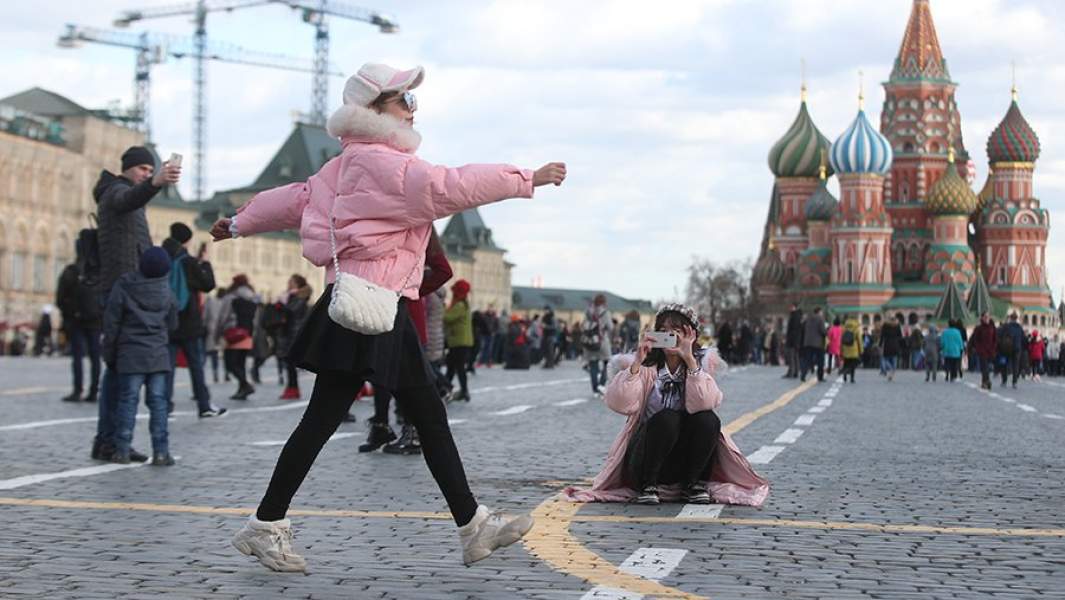 Китайские туристы на Красной площади в Москве