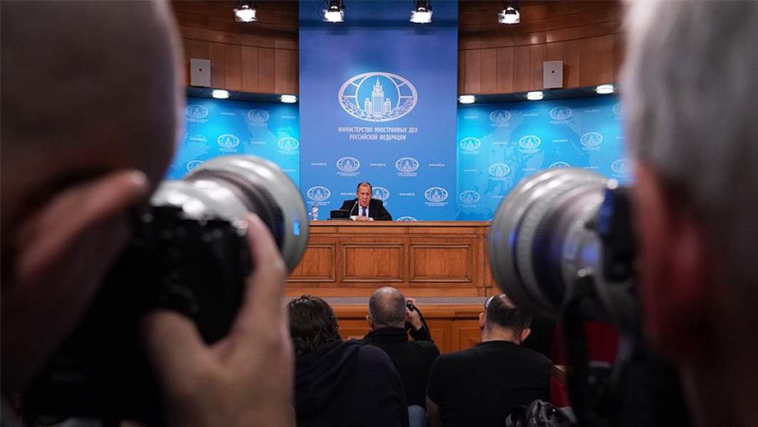 Журналисты фотографируют Лаврова